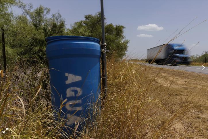 Varios toneles de gran tamaño que contenían botellas de agua  desaparecieron. Foto.. AP