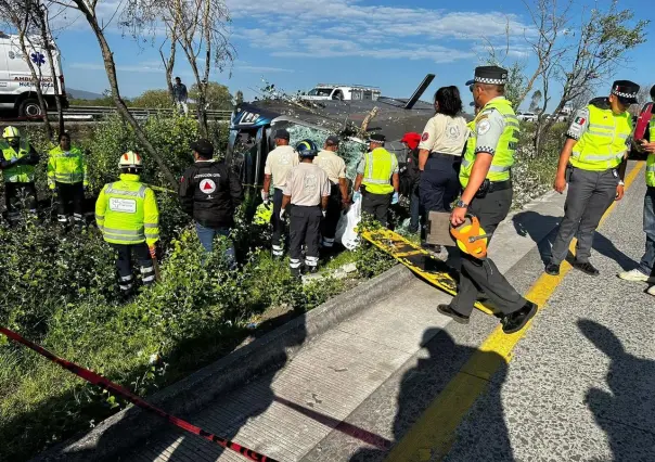 Mueren 7 personas tras volcar autobús en la autopista México - Querétaro