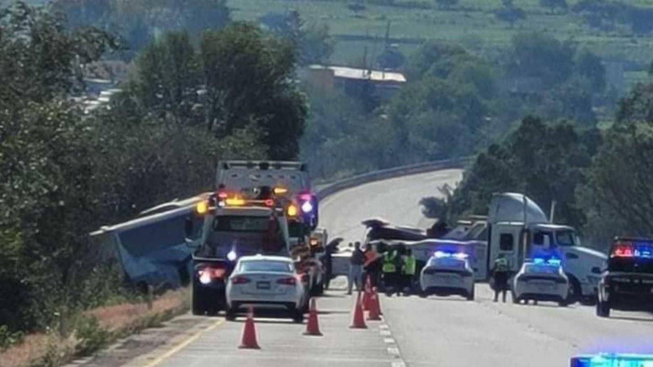 Un autobús que viajaba de Colima a la Ciudad de México volcó; el saldo fue de 7 muertos y 13 heridos, en la carretera México-Querétaro, a la altura del municipio de Jilotepec, en el Estado de México. Foto: Cortesía