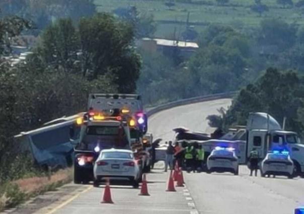 VIDEO: Mueren 7 y 13 heridos en volcadura de un autobús en la México-Querétaro