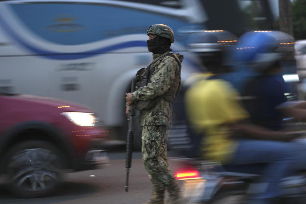 Un soldado vigila el tráfico el 20 de julio de 2023 en el Puente Unidad Nacional que conecta la localidad de Durán con Guayaquil, Ecuador. (AP Foto/Dolores Ochoa, archivo)