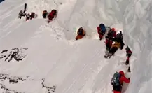 Esquivan alpinistas a un guía moribundo en el Himalaya; los tunden en redes