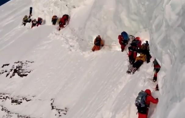 Esquivan alpinistas a un guía moribundo en el Himalaya; los tunden en redes