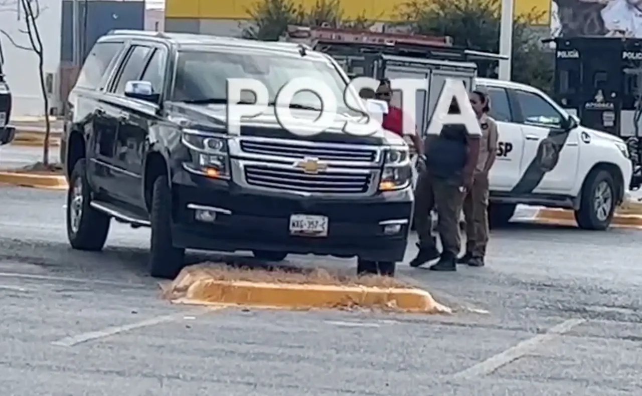 Al llegar al lugar, los agentes de seguridad se encontraron con una camioneta con placas de Tamaulipas, cargada de armas y equipo táctico, sin ningún rastro de los responsables. Foto: Raymundo Elizalde.