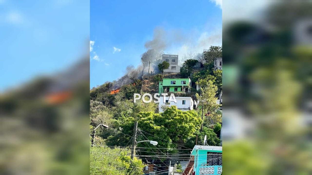 Familias son desalojadas tras registrarse un incendio en la parte alta de la colonia Altamira, al sur de Monterrey. Foto: Raymundo Elizalde