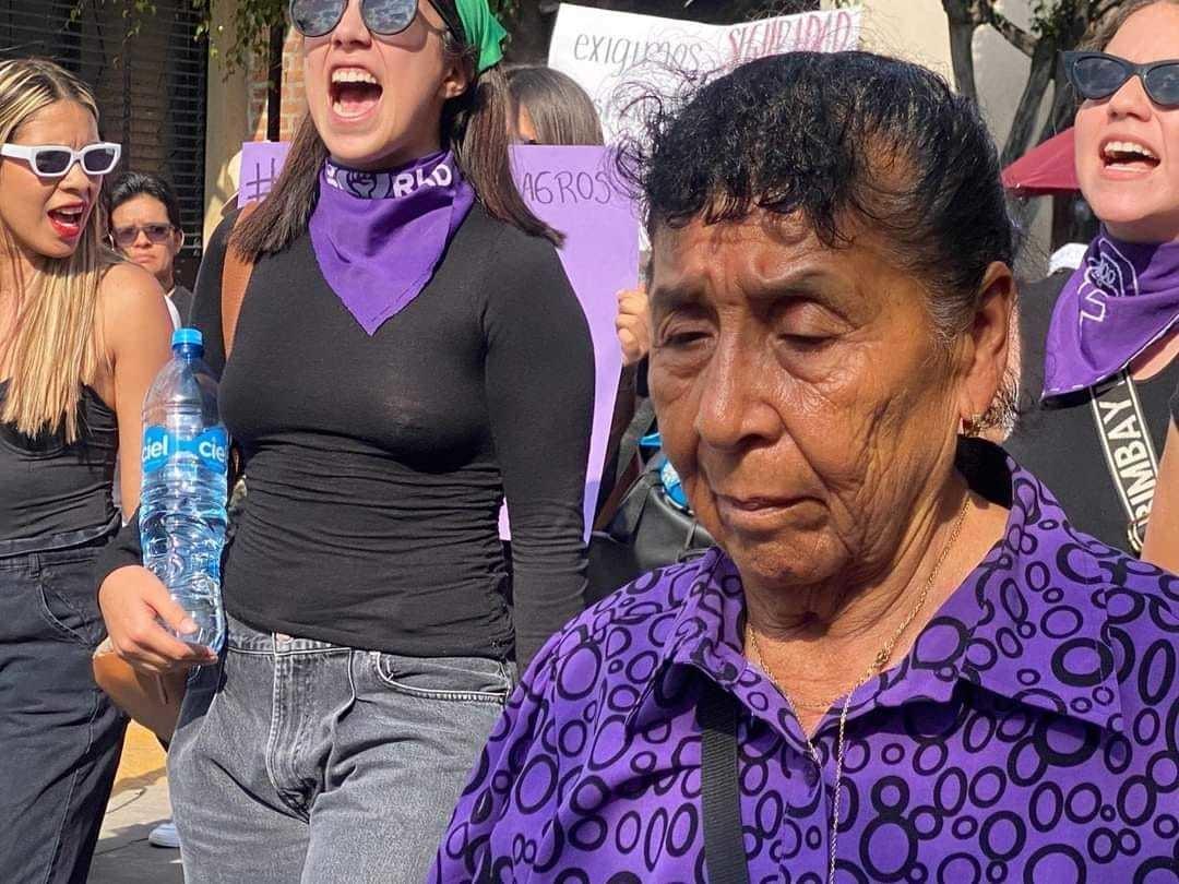 La señora Ernestina, madre de Milagros Monserrat, participó en la marcha para exigir justicia por su hija. Foto: Facebook Colectiva Aquelarre Fénix