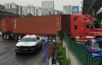 VIDEO: Libra trailero asalto, pero no accidente en el México-Querétaro