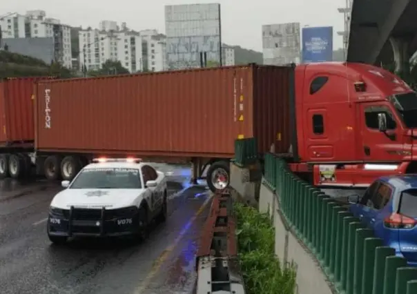 VIDEO: Libra trailero asalto, pero no accidente en el México-Querétaro