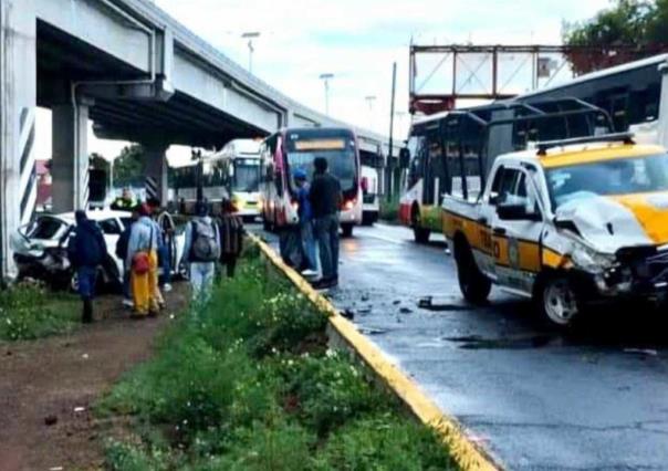 Invade patrulla de Ciudad de México el carril del Mexibus y causa choque