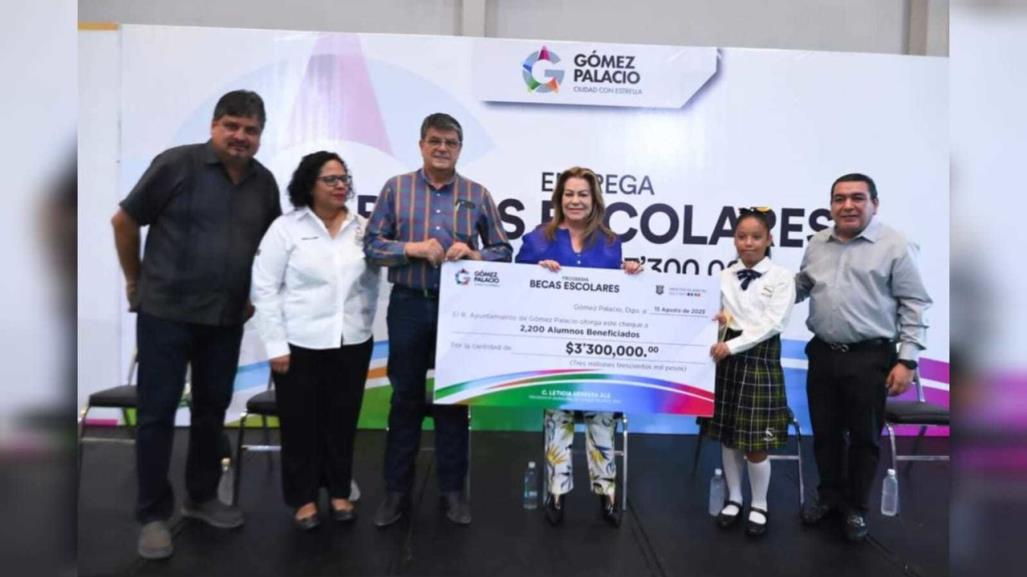 Alcaldesa de Gómez Palacio entrega becas a más de dos mil niños