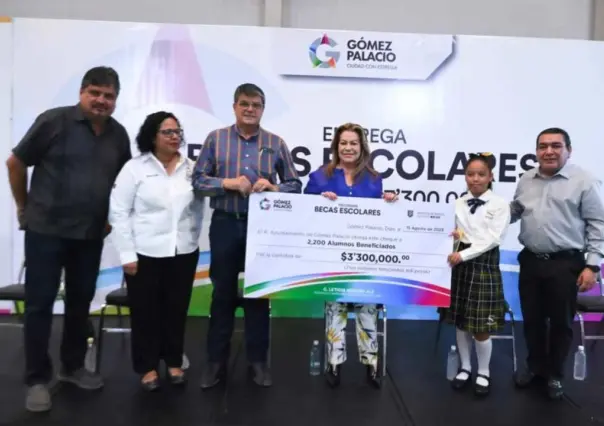 Alcaldesa de Gómez Palacio entrega becas a más de dos mil niños