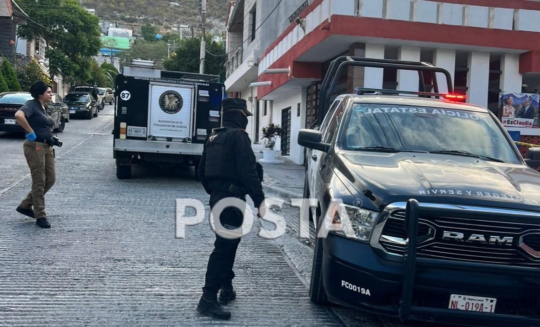 El cuerpo, encontrado en una calle cercana a la avenida principal de la colonia, se encontraba maniatado y envuelto en una cobija, lo que indica un posible acto de violencia extrema. Foto: Raymundo Elizalde.