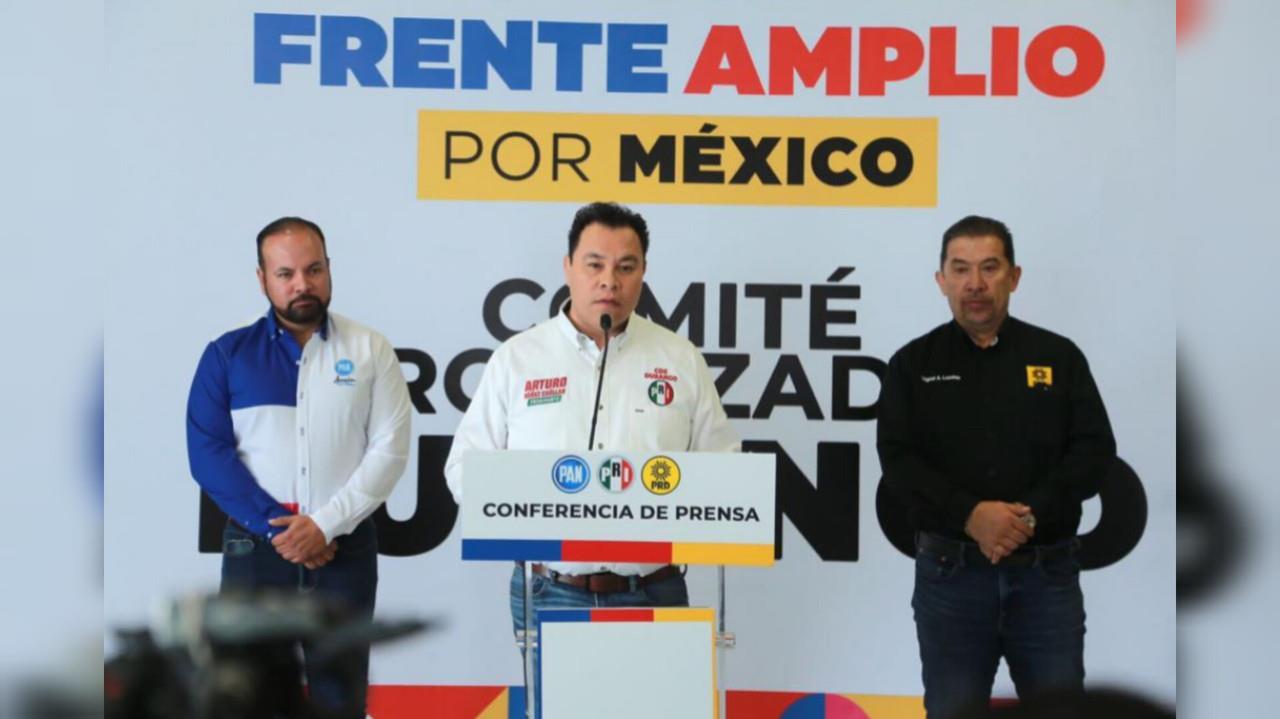 Los tres dirigentes de partidos, Mario Samazar Madera del  PAN,  Arturo Yáñez Cuéllar del PRI. Miguel Lazalde del PRD. Foto: Cortesía del PRI Durango