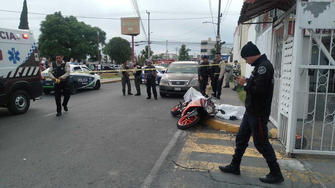 Un  motociclista fue ejecutado cuando circulaba por Héroes de Tecámac, cerca del mercado de la Sección Bosques. Foto: Cortesía