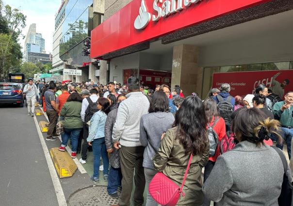 Aguardan coleccionistas más de 16 horas para comprar monedas conmemorativas