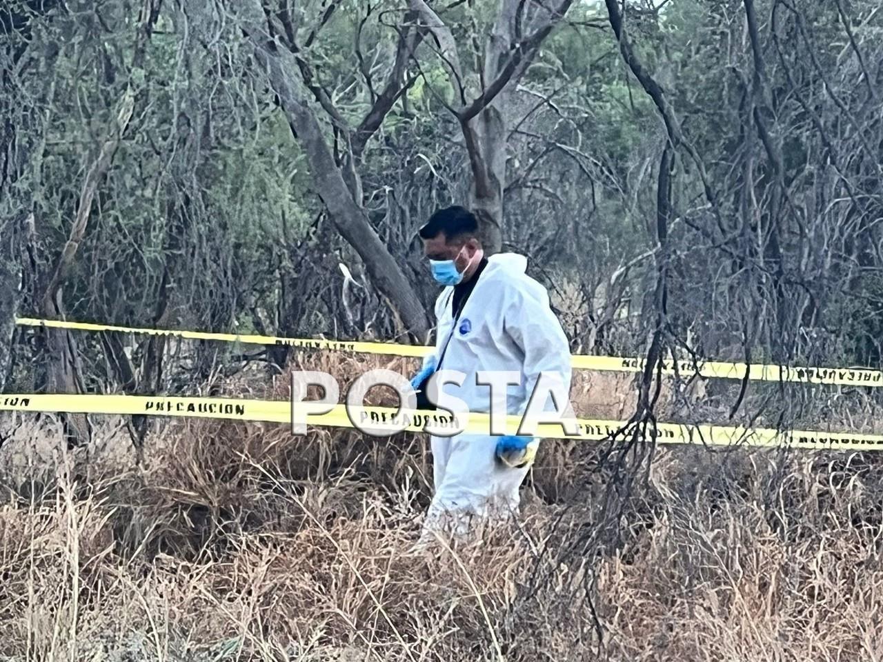 Localizan hombre sin vida, con huellas de tortura, rostro cubierto con un trozo de tela y estaba esposado. Fotos. Raymundo Elizalde