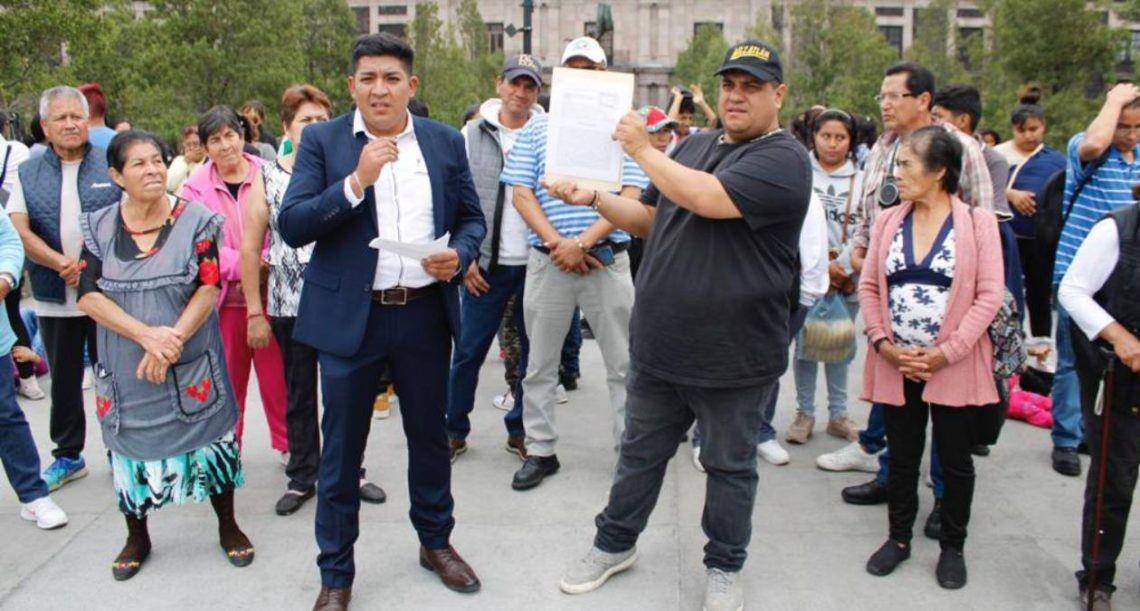 Vecinos de Ecatepec frente al edificio del Congreso del Estado de México. Foto: Especial.