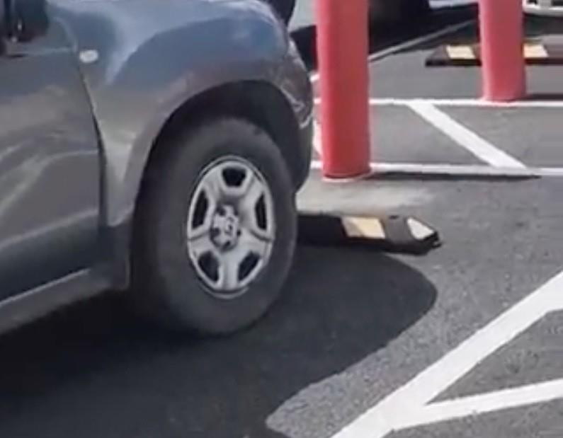 Los hechos ocurrieron en el estacionamiento de un Costco, ubicado en Villahermosa, donde la mujer intentaba aprender a manejar. Foto: X @noti13tabasco.