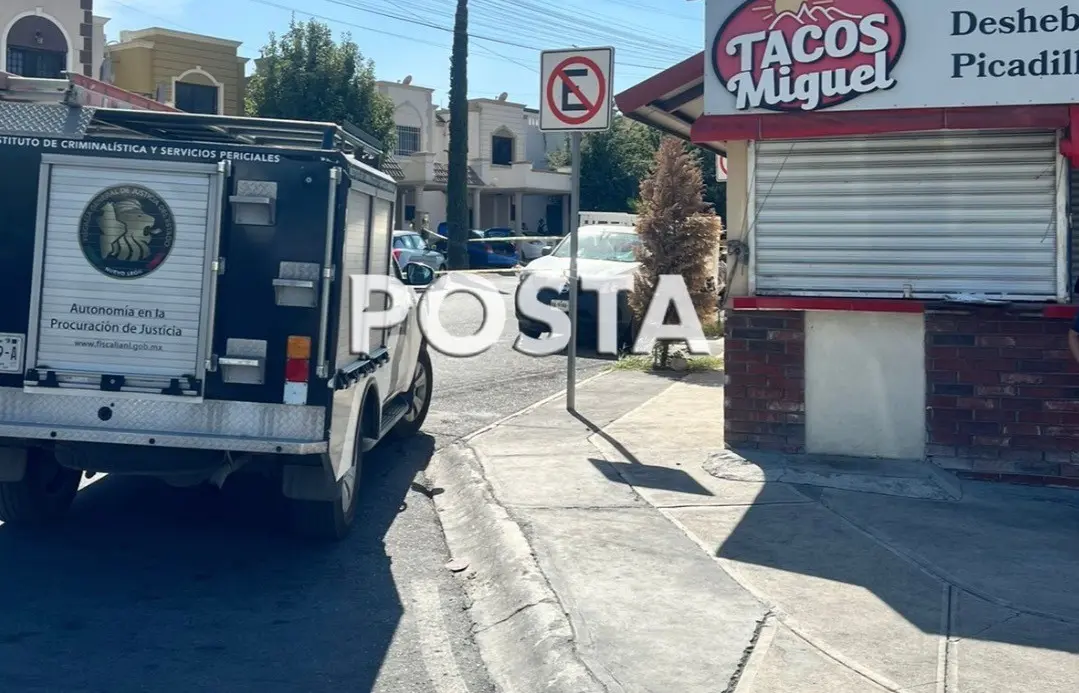 La mujer, cuya identidad aún no ha sido revelada, recibió cinco impactos de bala y fue encontrada sin vida a un costado de su vehículo. Foto: Raymundo Elizalde.