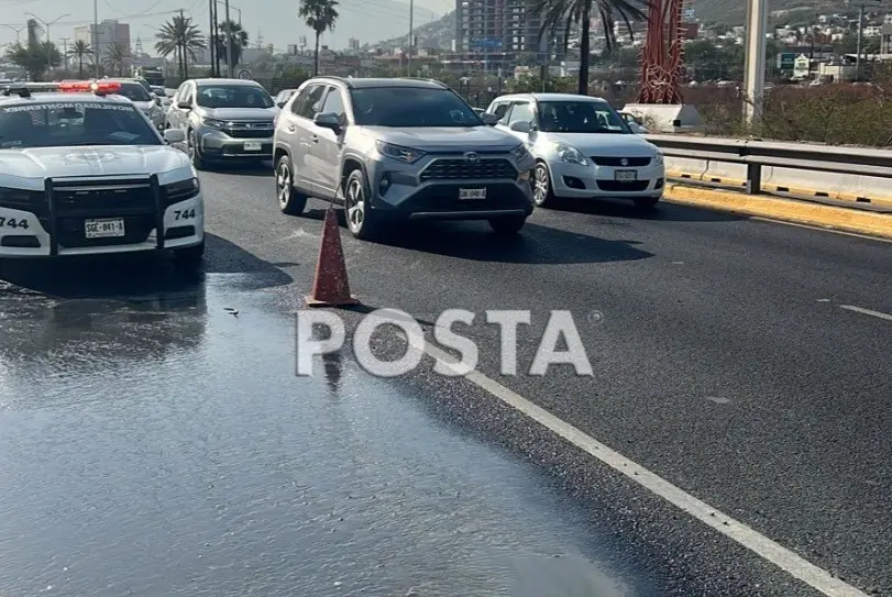 La avenida Constitución es una de las principales vías de tráfico en Monterrey, por lo que el cierre de un carril ha generado congestión y retrasos en el tránsito. Foto: Raymundo Elizalde.