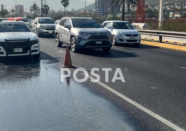 Fuga de aguas negras provoca cierre de un carril en avenida Constitución