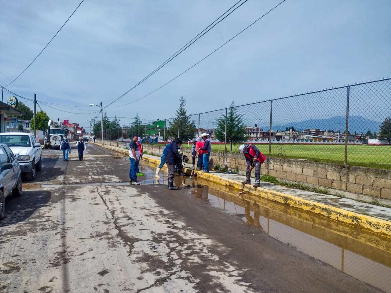 Labores de limpieza y prevención en la colonia La Ampliación, Chapultepec. Crédito: CAEM.