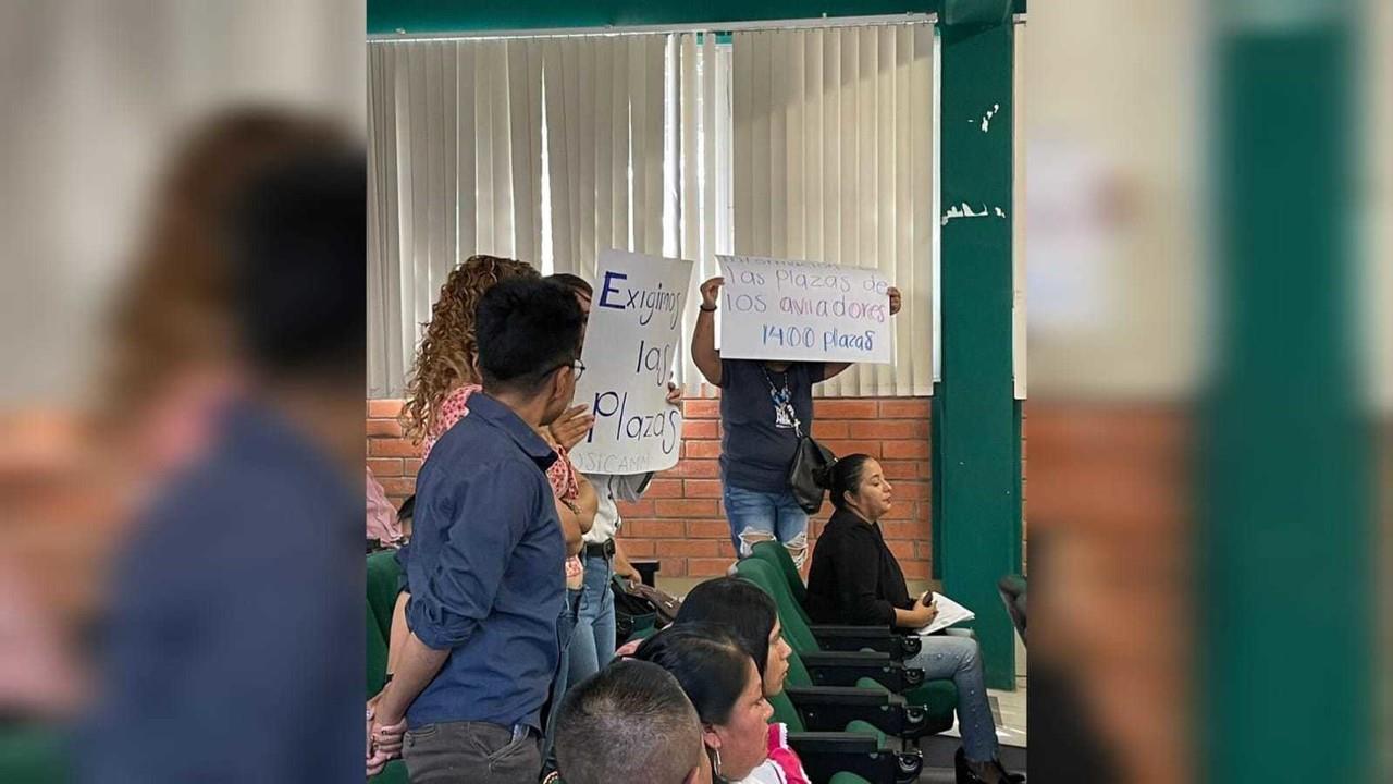 Docentes irrumpieron un evento público para manifestarse en contra de los criterios en la asignación de plazas; denuncian la posible integración de nuevos aviadores. Foto: Aida Campos.