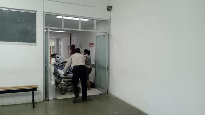 Auxilian policías a anciana que tenia dificultad para respirar