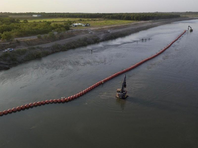 La estructura ha sido criticada por desviar a los migrantes a partes más profundas del río, aumentando el riesgo de ahogamiento. Foto: Especial.