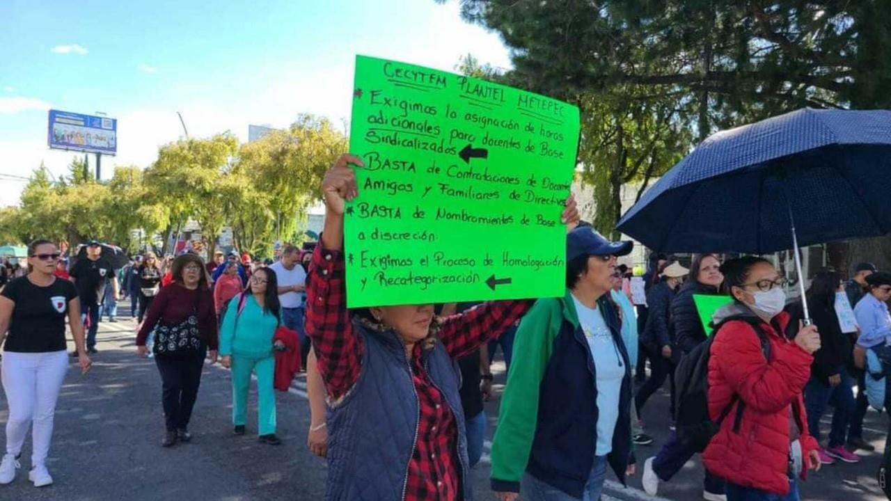 El miércoles 16 de agosto, los profesores del CECyTEM mrcharon desde avenida Las Torres y la avenida Tecnológico hasta la Dirección General de la institución, reclamaban el pago de apoyos y la homologación de sueldos. Foto: Cortesía