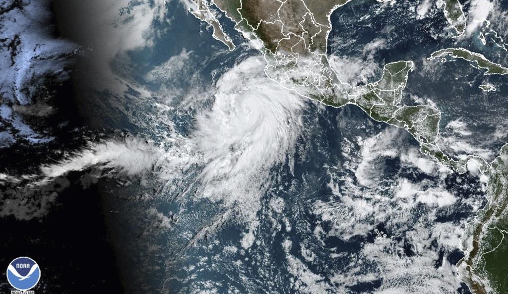 Esta imagen de satélite tomada a las 10:50 am EDT del jueves 17 de agosto de 2023 y proporcionada por la Oficina Nacional de Administración Oceánica y Atmosférica (NOAA) muestra al huracán Hilary frente a la costa del Pacífico de México. (NOAA vía AP)