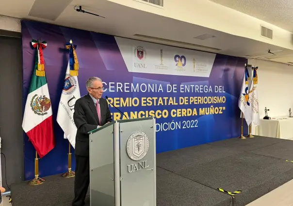 Recibe arquitecto Héctor Benavides premio de Periodista Emérito