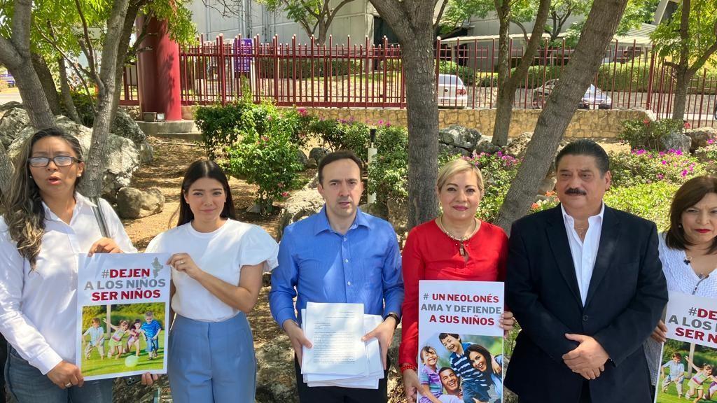 Integrantes de organizaciones ciudadanas y del Partido Acción Nacional, presentaron 15 amparos en el Poder Judicial de la Federación. Foto: Armando Galicia