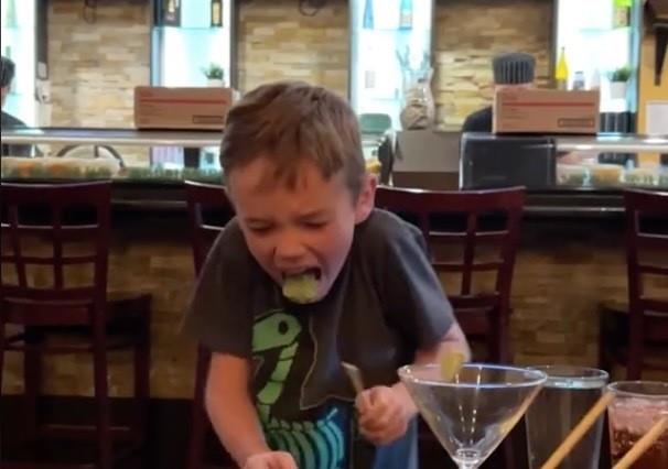 ¡Por valiente! Prueba niño wasabi por primera vez y su reacción se hizo viral