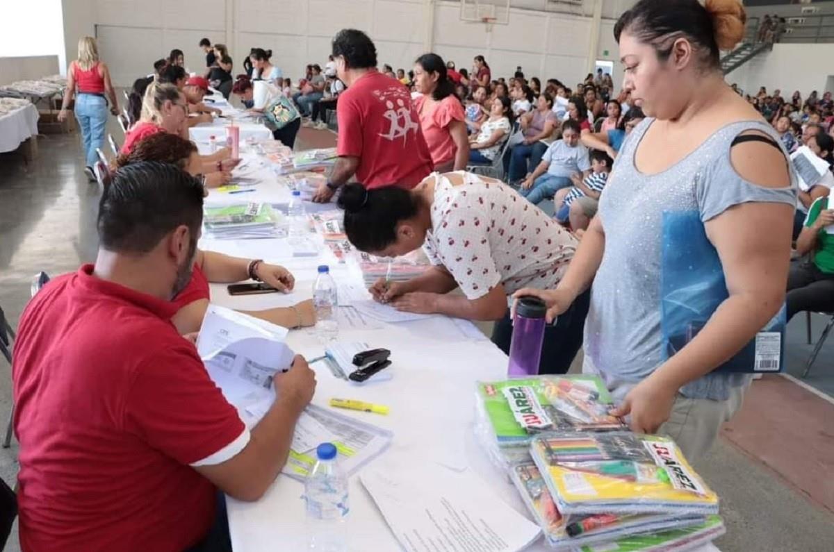 Entrega Francisco Treviño 20 mil paquetes escolares en Juárez