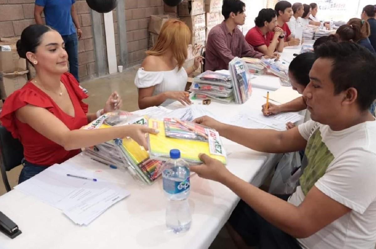 Entrega Francisco Treviño 20 mil paquetes escolares en Juárez