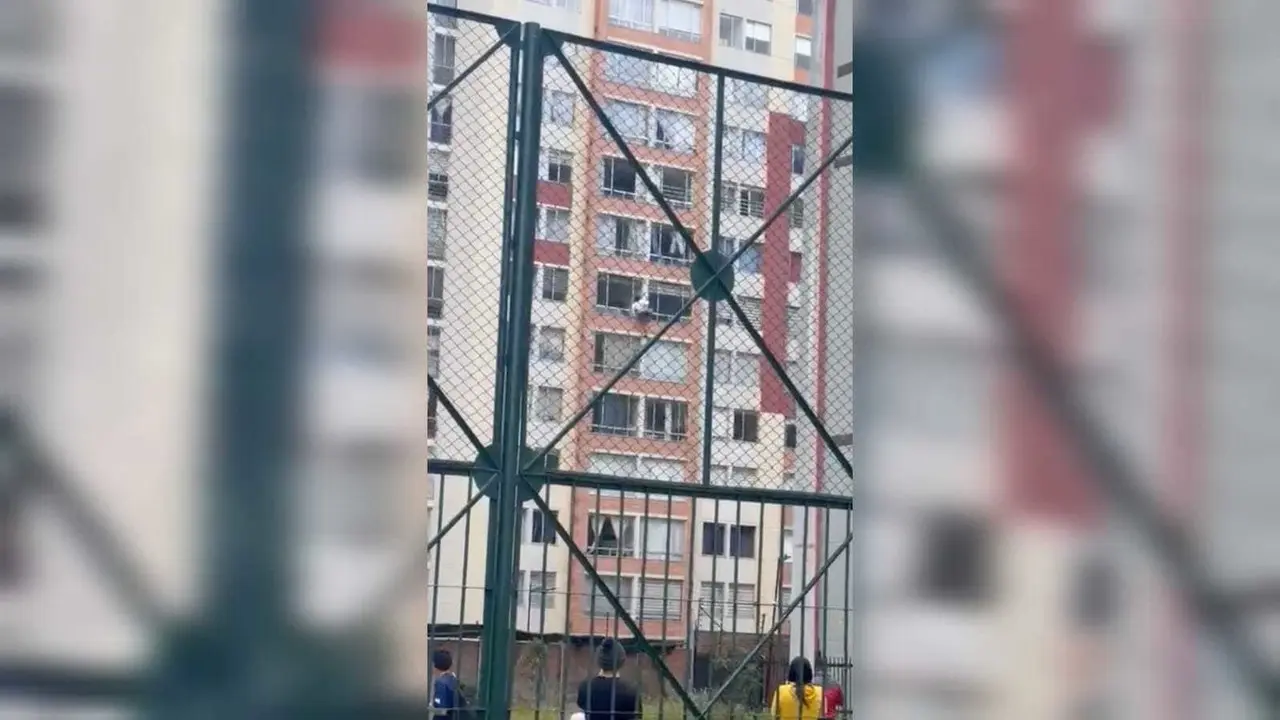 El video publicado en Twitter se puede ver a varios de los vecinos del barrio de Madelena que se localiza en Bogotá luego de haber evacuado sus departamentos, pero entre las ventanas se alcanza a ver a una dama tratando de escalar. Foto: Especial/ Captura 