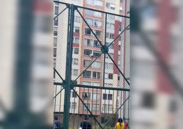 ¡Crisis de histeria! Mujer se lanza de edificio durante temblor en Colombia