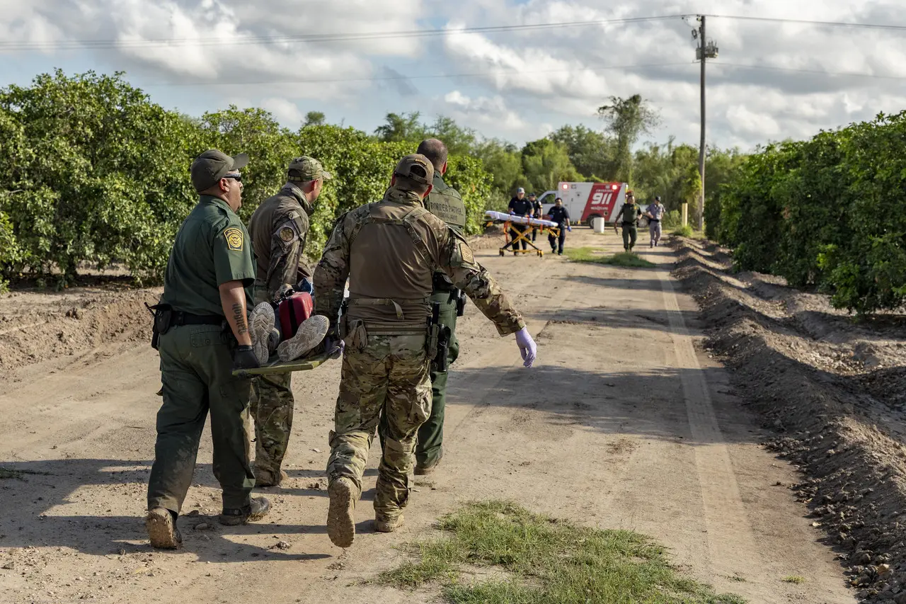 La Patrulla Fronteriza de la Oficina de Aduanas y Protección Fronteriza de Estados Unidos (CBP) informó al INM sobre el aseguramiento de 12 mexicanos pertenecientes a ese grupo. Foto: Twitter/ @CBP