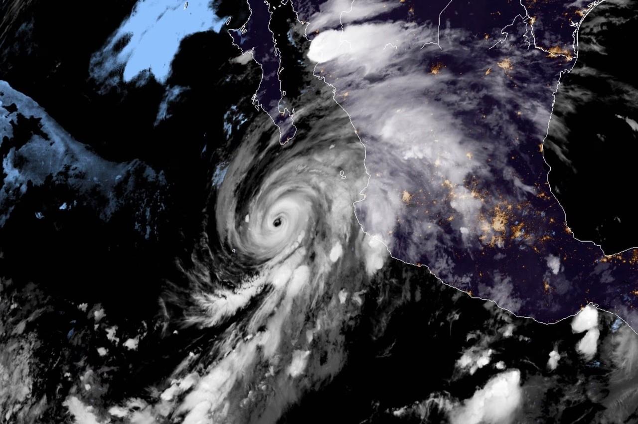 El ahora huracán Hilary se desplaza hacia el oeste-noroeste a 20 kilómetros por hora. Foto: CNN.