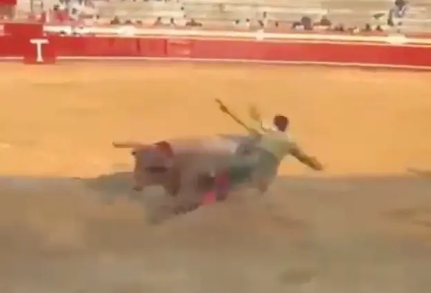 ¡Eso dolió! Toro mandó a volar al torero; lo uso como muñeco de trapo