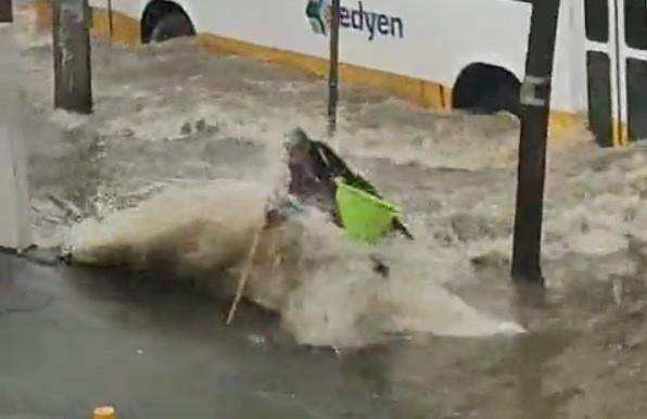 ¡Cuidado! Tumba ola de aguas negras a una abuelita