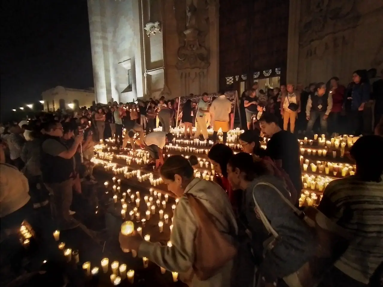 Vigilia en Lagos de Moreno: En medio del temor se unen por jóvenes desaparecidos. Foto: @victorcabreramx