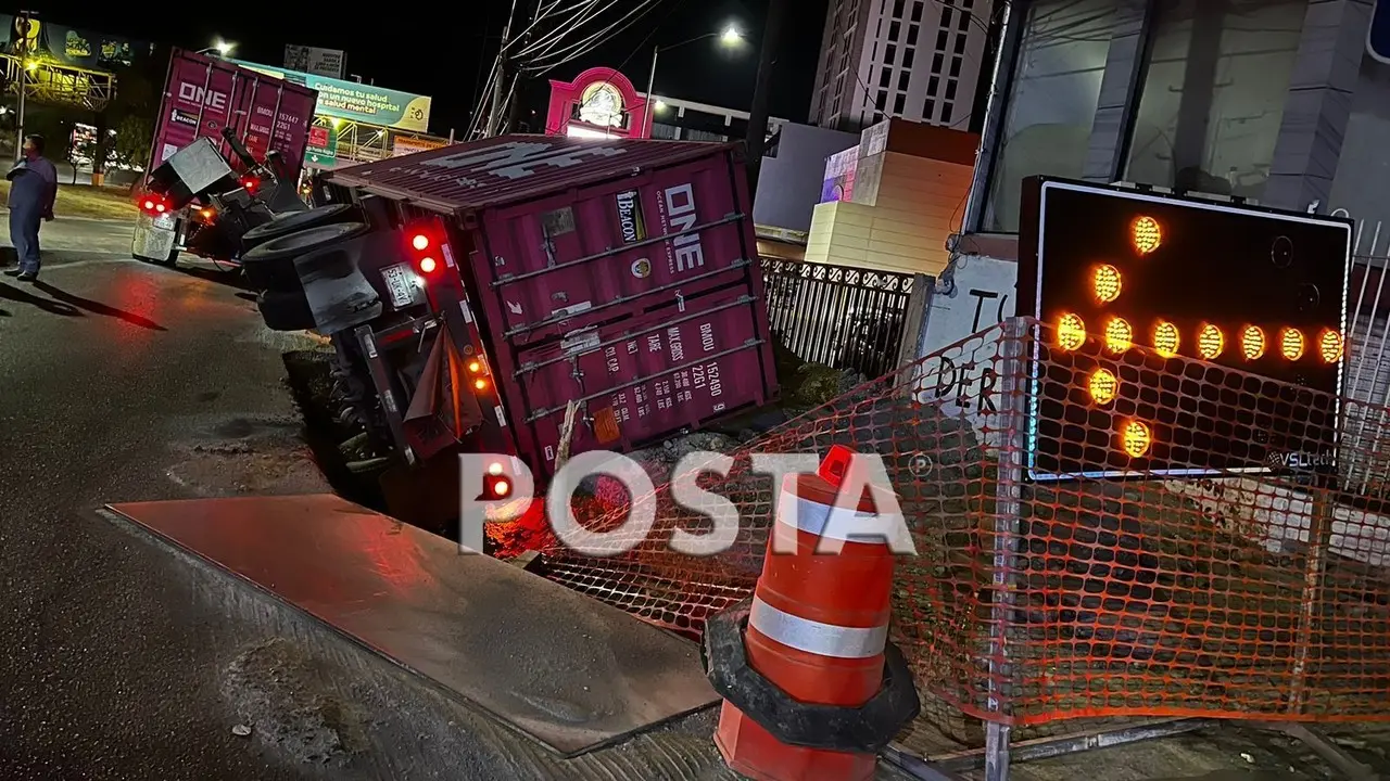 El percance se dio en una obra inconclusa ubicada a la altura de la avenida Morones Prieto, construcción mal señalizada que llevó al trailer doble remolque a que cayera a la zanja. Foto: Raymundo Elizalde.