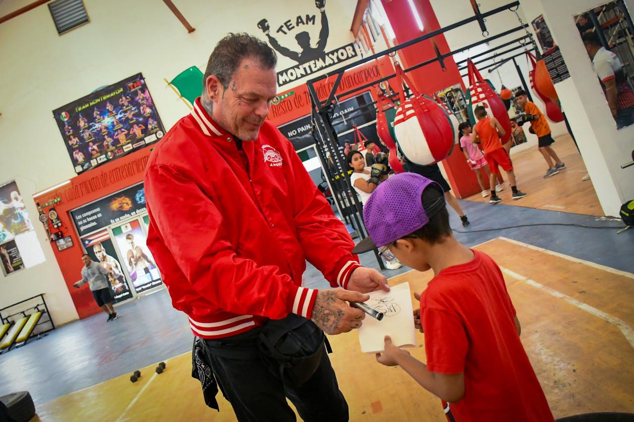 Vampiro Canadiense tuvo un acercamiento con más de 400 jóvenes deportistas en unidades deportivas. Fotos. Cortesía