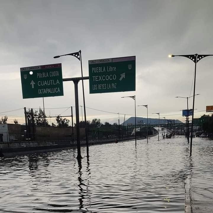 Lluvia acompañada de granizo y fuerte viento dejó árboles caídos e inundaciones en calles y avenidas en varios municipios del oriente de Edomex. Foto: Cortesía