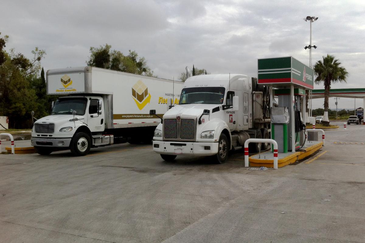 Transportistas de CANACAR en coordinación con Pemex alistan nuevas rutas para garantizar el abasto de combustible. Foto. Canacar