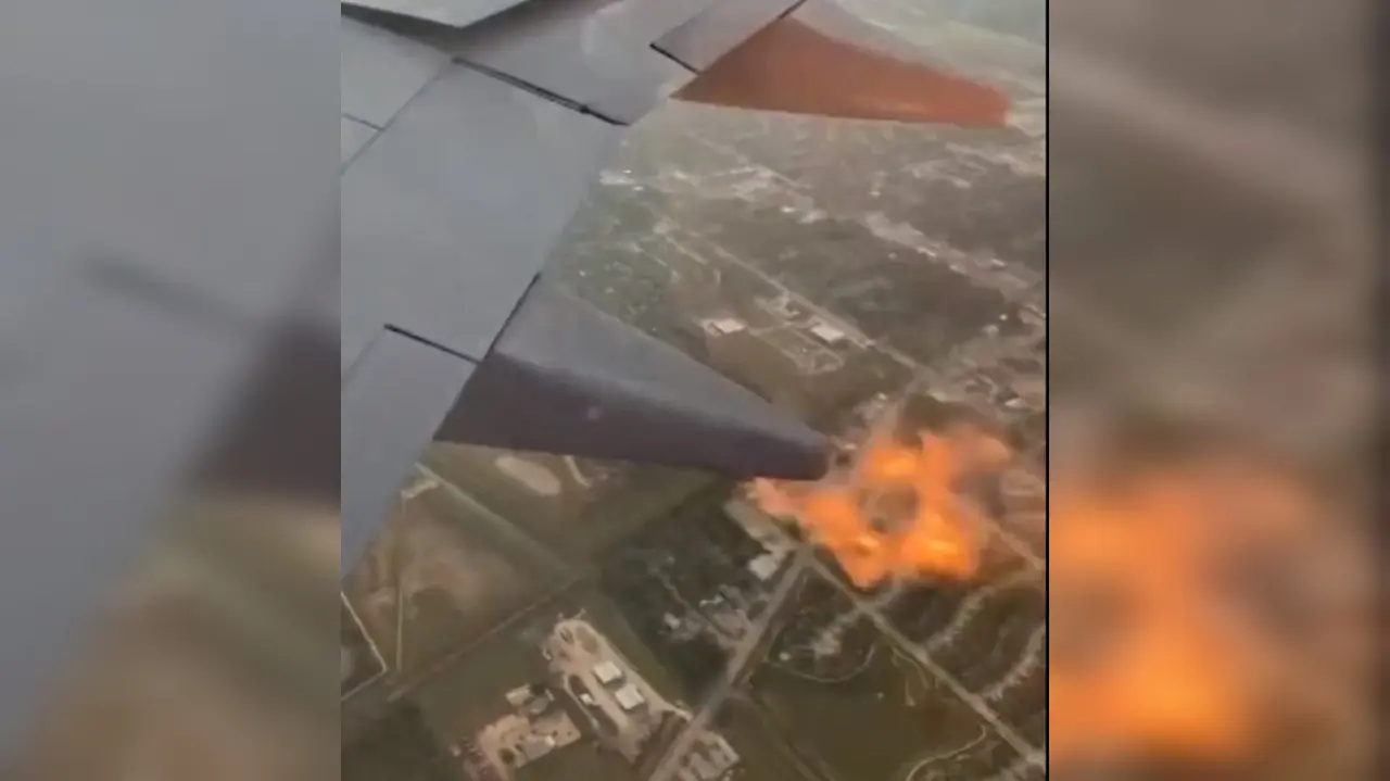 Durante el aterrizaje, las llamas debajo del alerón de la aeronave eran claramente visibles, generando un gran riesgo para todos a bordo. Foto: Captura de pantalla