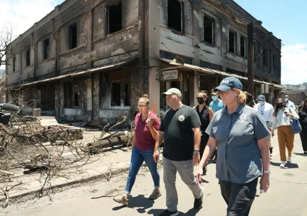 Gobernador de Hawaii lidera la reconstrucción de Lahaina después de los incendios