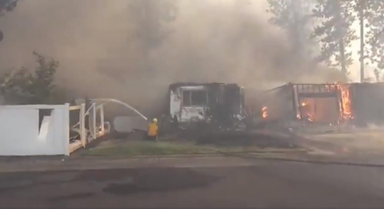 El incendio creció a 38 kilómetros cuadrados para el sábado en la mañana. Entre las estructuras quemadas había viviendas y anexos externos. Foto: Captura de pantalla